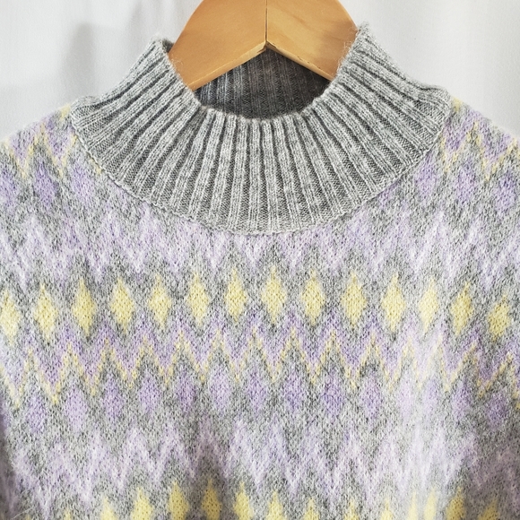 VGUC Berskha Mock Neck Argyle Patterned Pastel Gray Purple Sweater Size Small - Picture 9 of 13